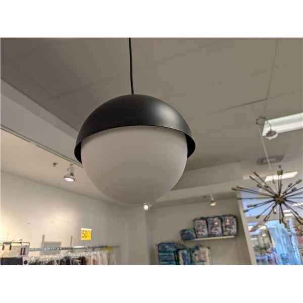 LUSTRE (NOIR/BLANC) #CNT43018 PDSF 876 $