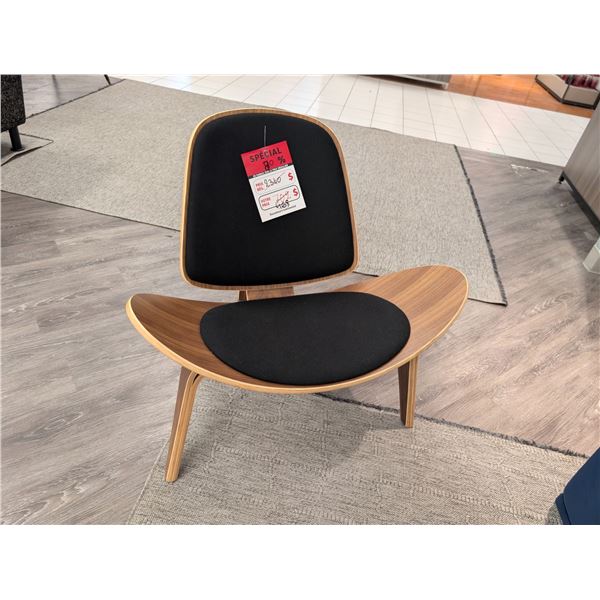 CHAISE (BOIS/NOIR) #HGEM230 #CNT42020 PDSF 2 340 $