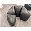 Image 1 : CHAISE NUEVO JASPER (SIMILICUIR NOIR) #HGCB136 #CNT42031 PDSF 4 325 $ *FERMETURE ÉCLAIR ENDOMMAGÉE*
