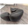 Image 2 : CHAISE NUEVO JASPER (SIMILICUIR NOIR) #HGCB136 #CNT42031 PDSF 4 325 $ *FERMETURE ÉCLAIR ENDOMMAGÉE*