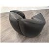 Image 3 : CHAISE NUEVO JASPER (SIMILICUIR NOIR) #HGCB136 #CNT42031 PDSF 4 325 $ *FERMETURE ÉCLAIR ENDOMMAGÉE*