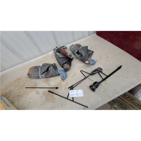 Collapsible Turkey Hunting Decoys with Ground Stakes, Set of Three