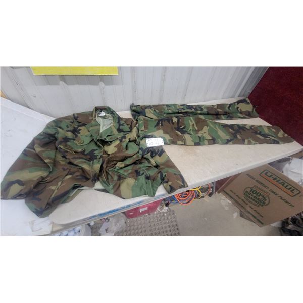 U.S. Military M81 Woodland Camouflage BDU Fatigue Shirt and Pants Set, Large Regular