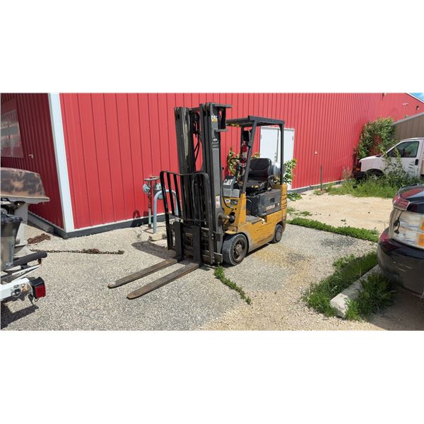 Caterpillar GC30 LPG Industrial Forklift with Propane Tank and Overhead Guard