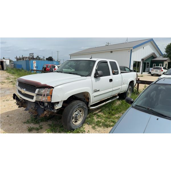 2004 Chev Silverado 2500 HD Ext Cab, 8 Cul, Salvage Title, Has TOD and Keys