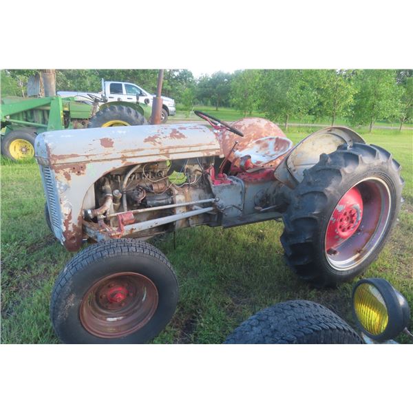 Ford TE20 Gas Tractor, 4 Speed, 3PH, PTO, S/N 87832