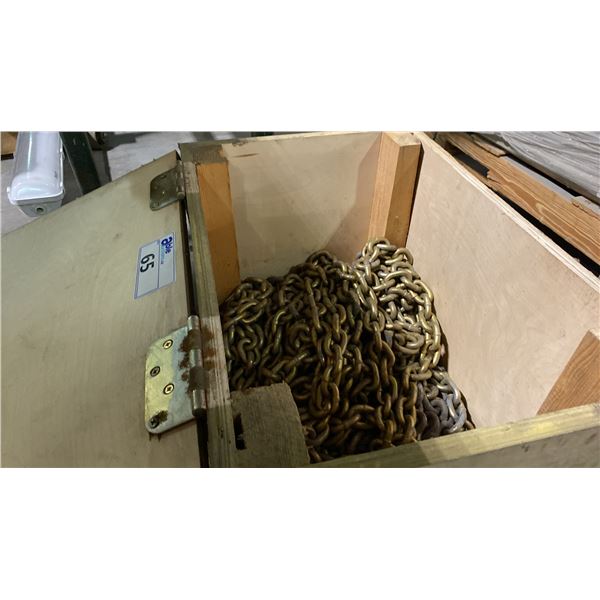SMALL WOODEN BOX OF ASSORTED HEAVY DUTY CHAIN