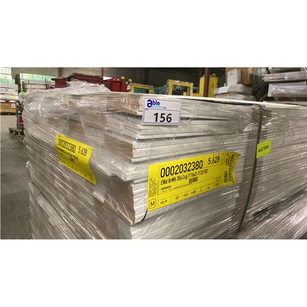 1 LIFT OF BASEBOARD/TRIM MOULDING WITH BRITE WHITE EMBOSSED WOOD FINISH- APPROX 7' LENGTHS,