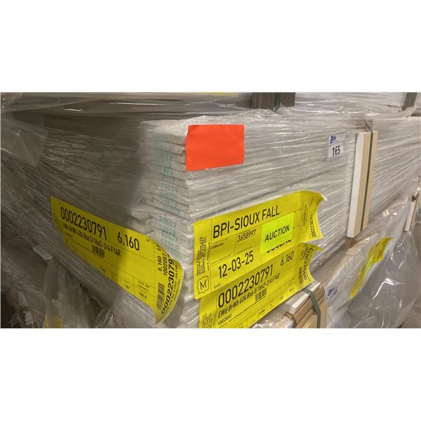 1 LIFT OF BASEBOARD/TRIM MOULDING WITH BRITE WHITE EMBOSSED WOOD FINISH- APPROX 16 LENGTHS,