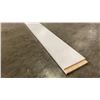 Image 3 : 1 LIFT OF BASEBOARD/TRIM MOULDING WITH EMBOSSED WOOD BRITE WHITE FINISH- APPROX 82" LENGTHS,