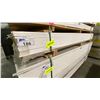 Image 2 : 1 LIFT OF BASEBOARD MOULDING/TRIM PRIMED WHITE FINISH APPROX 7' LENGTHS, 1,428 FT TOTAL
