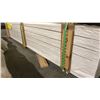 Image 2 : 1 LIFT OF BASEBOARD/TRIM MOULDING WITH PRIMED WHITE FINISH APPROX 97" LENGTHS, 3,016 FT TOTAL