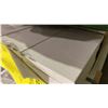 Image 5 : 1 LARGE LIFT OF ASSORTED WHITE MOULDINGS/TRIM APPROX 7' LENGTHS