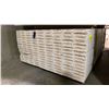 Image 2 : 1 LIFT OF WHITE BASEBOARD MOULDING APPROX 82" LENGTHS