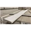 Image 3 : 1 LIFT OF BASEBOARD MOULDING WITH EMBOSSED WOOD PRIMED WHITE FINISH APPROX 7' LENGTHS