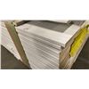 Image 3 : 1 LIFT OF BASEBOARD MOULDING WITH POLAR WHITE PAINTED FINISH APPROX 7' LENGTHS