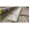 Image 3 : 1 LIFT OF BASEBOARD MOULDING WITH BRITE WHITE EMBOSSED WOOD FINISH APPROX 14' LENGTHS, 1,162 FT