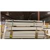 Image 1 : 4 PARTIAL LIFTS OF MDF FLAT JAMB MOULDING WITH PRIMED WHITE FINISH APPROX 7' LENGTHS