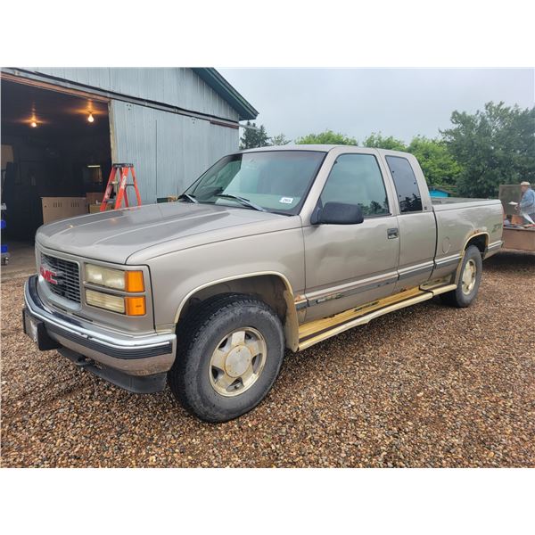 1998 GMC 1500 Sierra truck, 4WD, V8 auto, 5.7 L, ext. cab, showing 330,140 km, VIN: 2GTEK19R7W155814