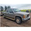 Image 3 : 1998 GMC 1500 Sierra truck, 4WD, V8 auto, 5.7 L, ext. cab, showing 330,140 km, VIN: 2GTEK19R7W155814