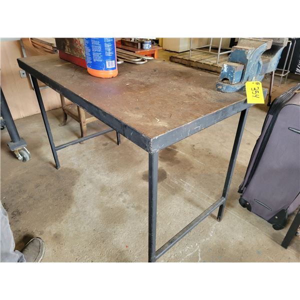 Table, approx. 26 in. x 4 ft c/w vice