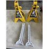 Image 2 : 2 JACK STANDS AND BIG RD 2 TON TROLLEY JACK WITH HANDLE