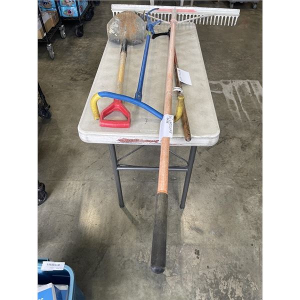 BUNDLE OF GARDEN TOOLS