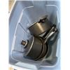 Image 1 : TOTE OF POTS AND FRYING PANS