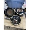 Image 2 : TOTE OF POTS AND FRYING PANS