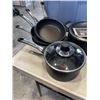 Image 4 : TOTE OF POTS AND FRYING PANS