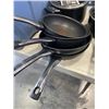 Image 5 : TOTE OF POTS AND FRYING PANS