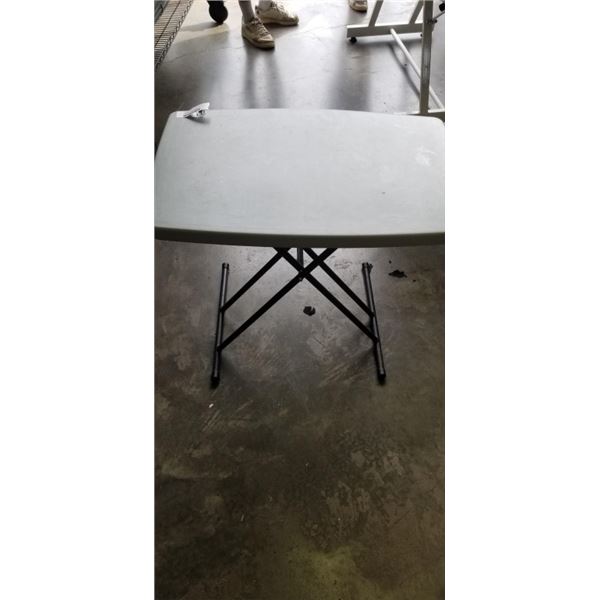 30" ADJUSTABLE MARKET TABLE