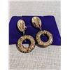 Image 2 : PAIR OF GOLD FLAKES DANGLE CLIP ON EARRINGS