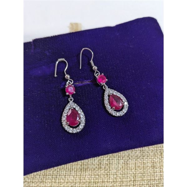 PAIR OF SILVER TONE DANGLE EARRINGS