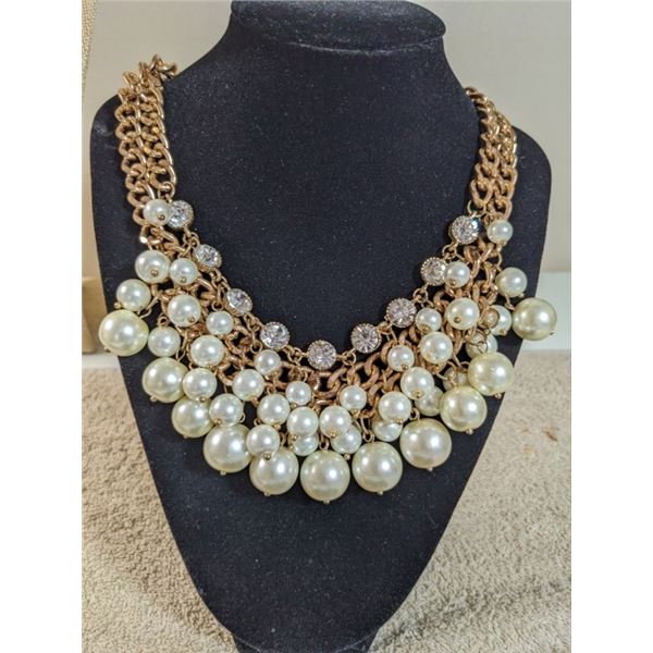 HEAVY GOLD TONE W/ PEARLS NECKLACE