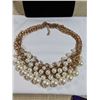 Image 2 : HEAVY GOLD TONE W/ PEARLS NECKLACE