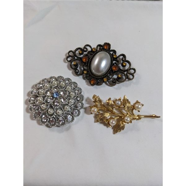 3 VINTAGE BROOCHES