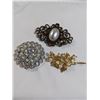 Image 1 : 3 VINTAGE BROOCHES