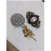 Image 2 : 3 VINTAGE BROOCHES