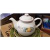 Image 6 : MODA DINNERWARE SET AND CHAMPAGNE GLASSES