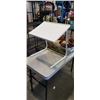 Image 2 : TRAY OF WICKER BASKETS AND TABLEMATE FOLDING TABLE