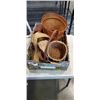 Image 3 : TRAY OF WICKER BASKETS AND TABLEMATE FOLDING TABLE