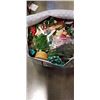 Image 2 : BAG OF ORNAMENTAL FLOWERS AND CHRISTMAS ITEMS