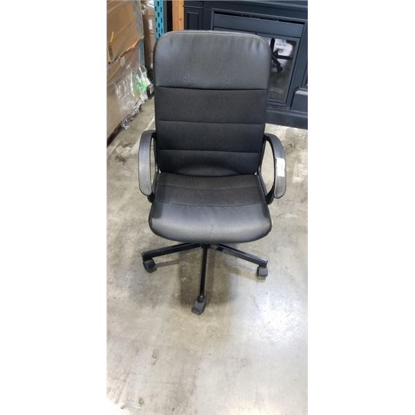 BLACK OFFICE CHAIR