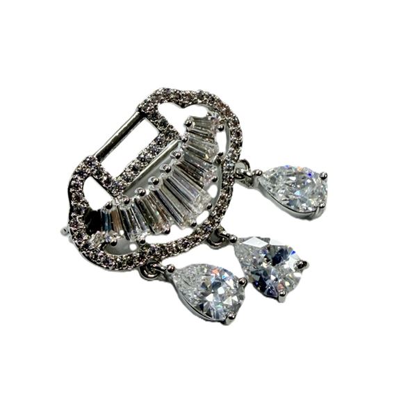 PALLADIUM WHITE ELECTROPLATING SYNTHETIC ZIRCONIA BROOCH.