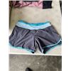 Image 4 : TRAY OF LADIES LULULEMON CLOTHING