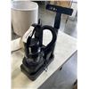 Image 2 : 3 SMALL TABLE LAMPS AND PORTABLE VACUUM