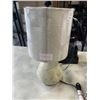 Image 4 : 3 SMALL TABLE LAMPS AND PORTABLE VACUUM