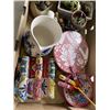 Image 4 : TRAY OF FESTIVE CERAMIC DISHES