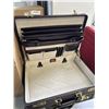 Image 3 : 3 LOCKING BRIEFCASES, AND METAL BRIEFCASE